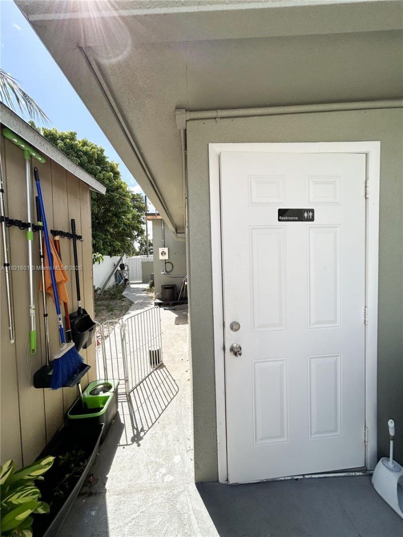 937 W 48th St, Hialeah, FL 33012 Photo