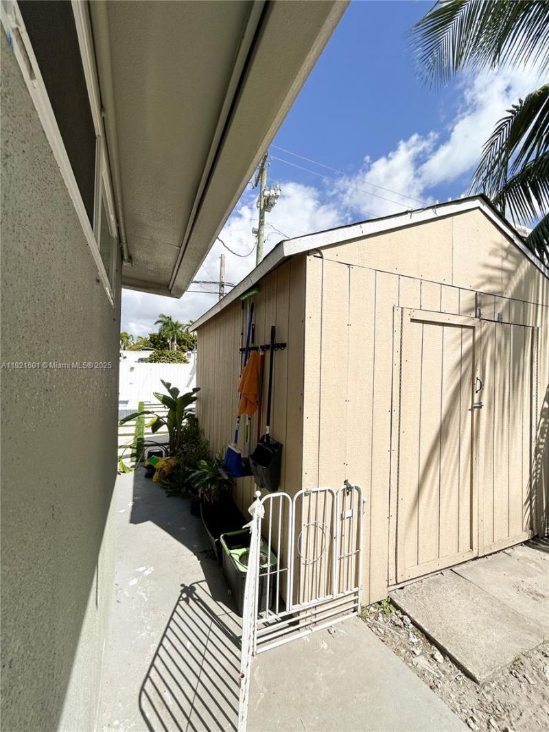 937 W 48th St, Hialeah, FL 33012 Photo