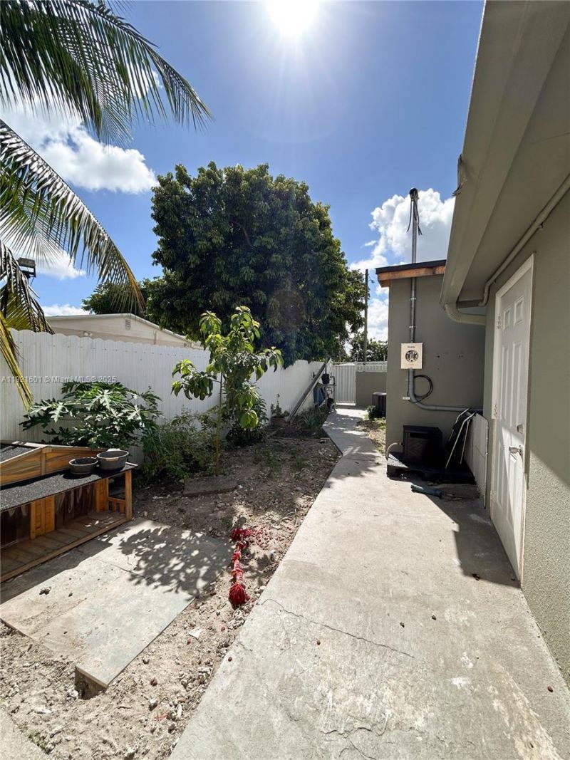 937 W 48th St, Hialeah, FL 33012 Photo