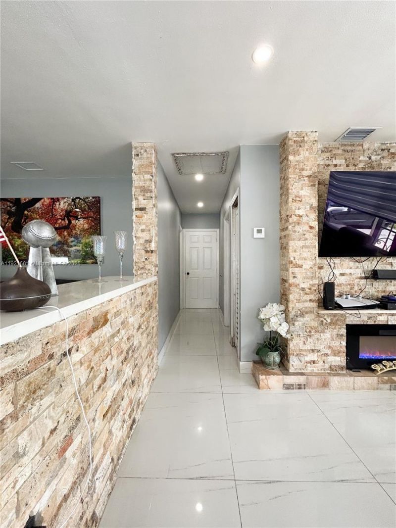 937 W 48th St, Hialeah, FL 33012 Photo