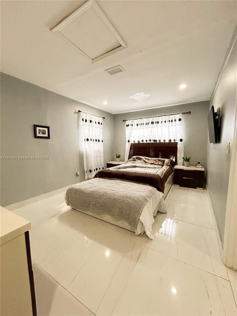 937 W 48th St, Hialeah, FL 33012 Photo