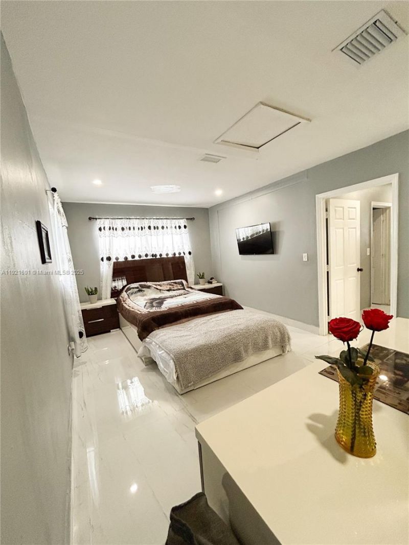 937 W 48th St, Hialeah, FL 33012 Photo