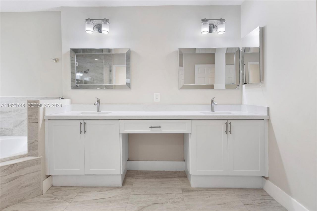 7257 NW 113th Pl, Doral, FL 33178 Photo