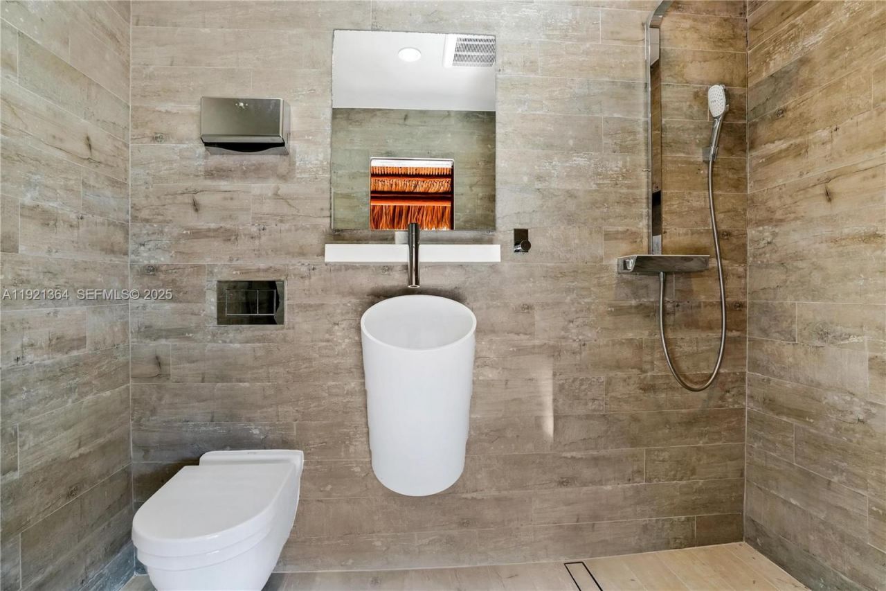 2130 NE 122nd Rd, North Miami, FL 33181 Photo