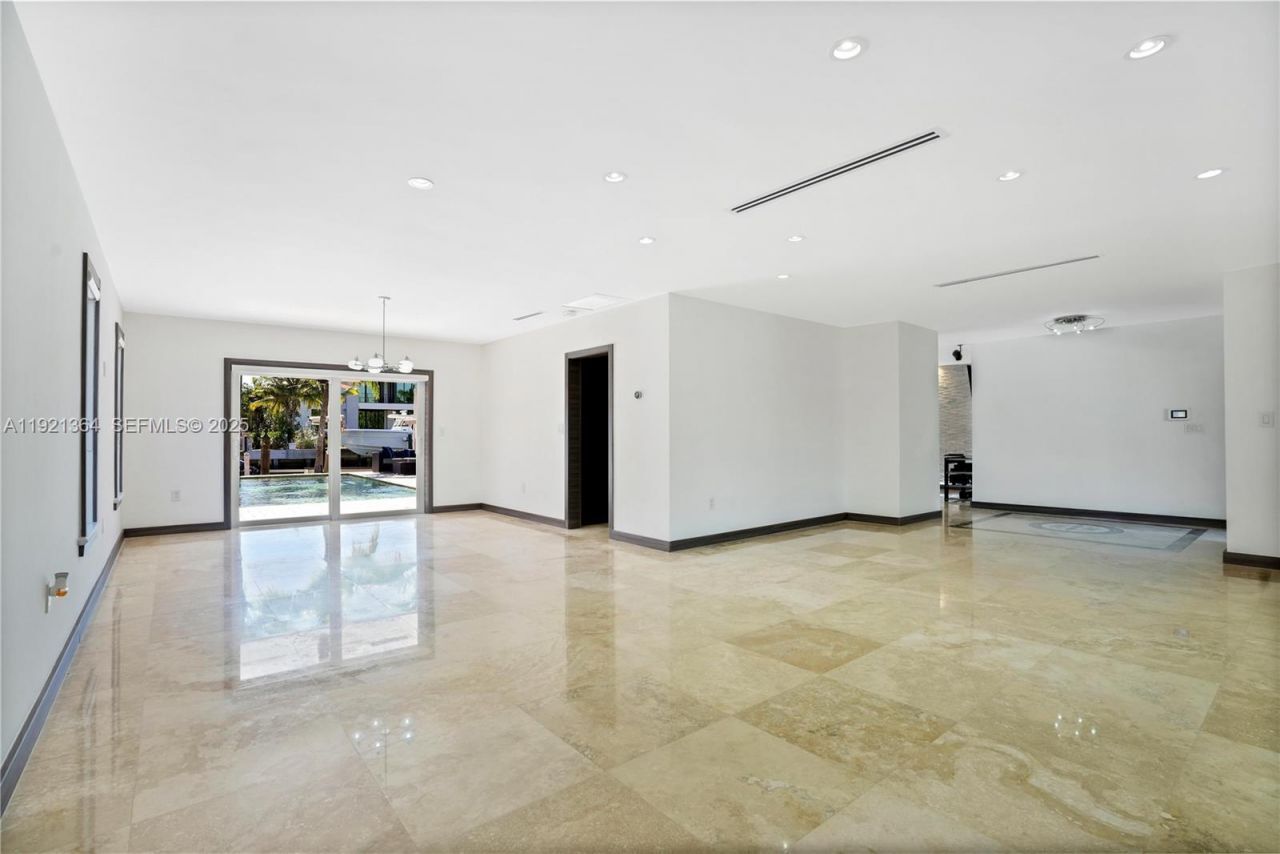 2130 NE 122nd Rd, North Miami, FL 33181 Photo