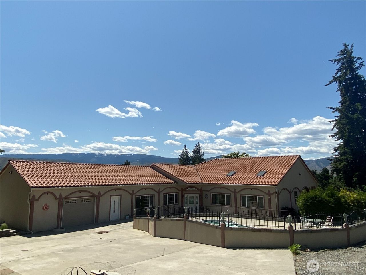 1055 N Jackson Avenue, East Wenatchee, WA 98802 Main Photo
