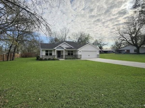 1126 Alvarado Street, Cleburne, TX 76031