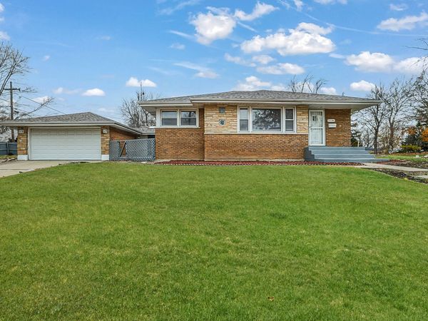 2 N Wisconsin Avenue, Addison, IL 60101