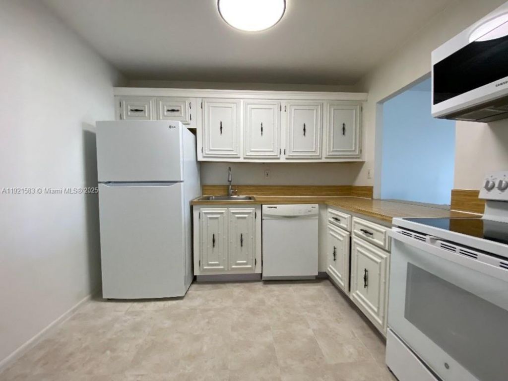 800 Parkview Dr, Unit 726, Hallandale Beach, FL 33009 Photo