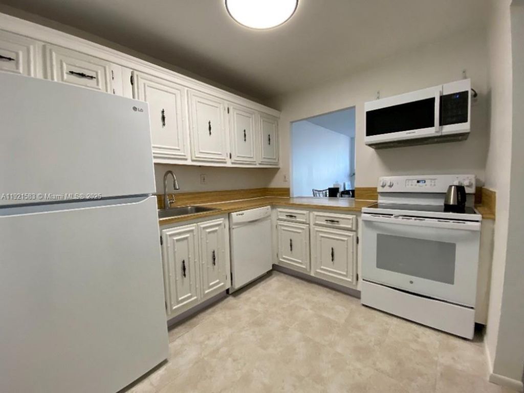 800 Parkview Dr, Unit 726, Hallandale Beach, FL 33009 Photo