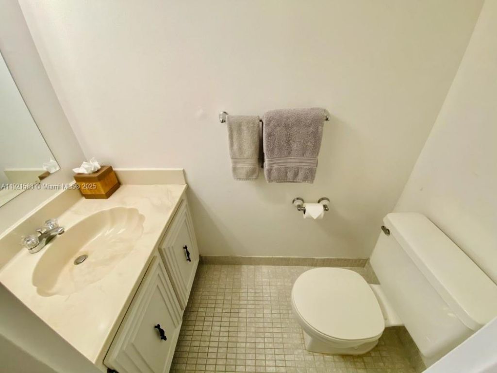 800 Parkview Dr, Unit 726, Hallandale Beach, FL 33009 Photo