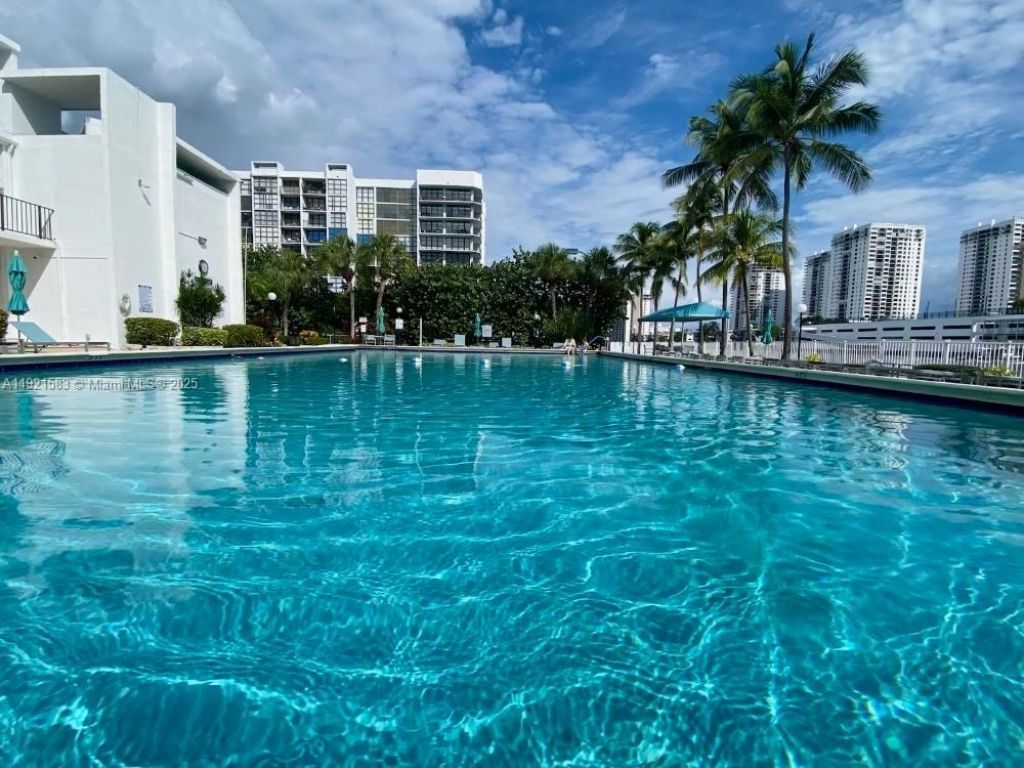 800 Parkview Dr, Unit 726, Hallandale Beach, FL 33009 Photo