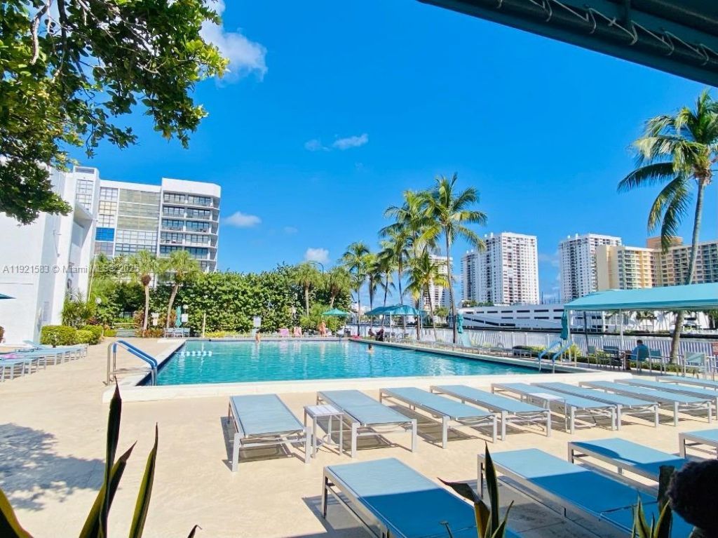 800 Parkview Dr, Unit 726, Hallandale Beach, FL 33009 Photo