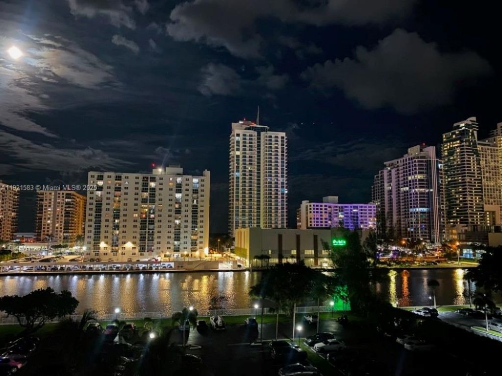 800 Parkview Dr, Unit 726, Hallandale Beach, FL 33009 Photo