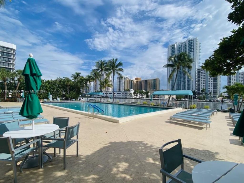 800 Parkview Dr, Unit 726, Hallandale Beach, FL 33009 Photo