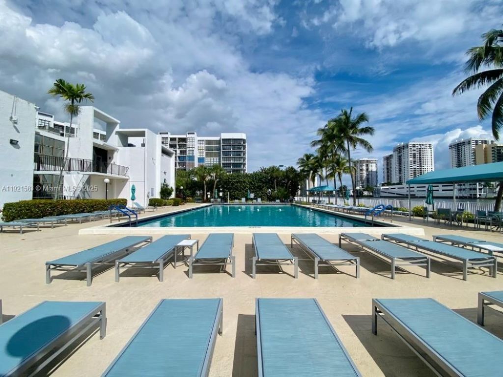 800 Parkview Dr, Unit 726, Hallandale Beach, FL 33009 Photo