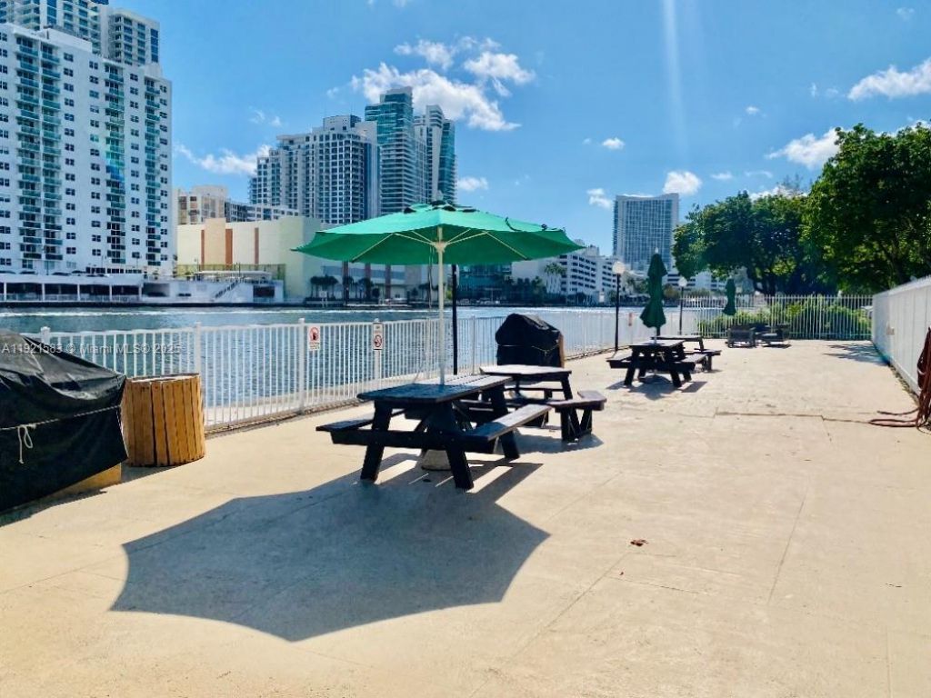 800 Parkview Dr, Unit 726, Hallandale Beach, FL 33009 Photo