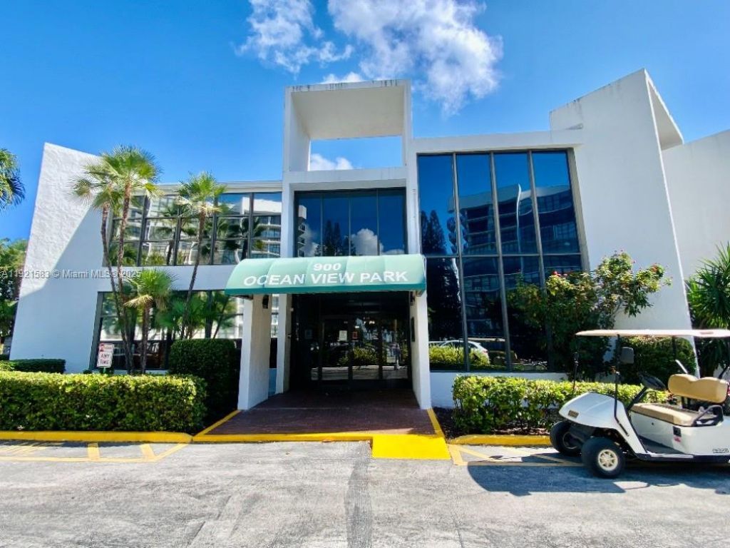 800 Parkview Dr, Unit 726, Hallandale Beach, FL 33009 Photo