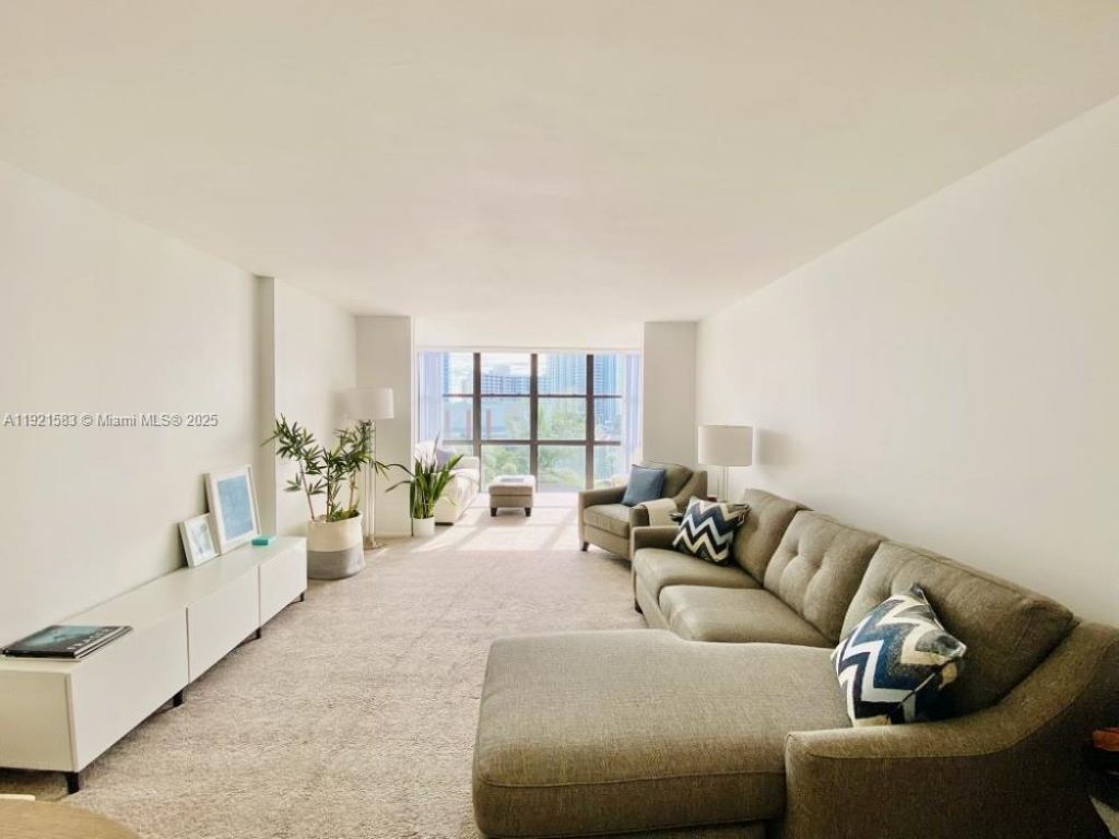 800 Parkview Dr, Unit 726, Hallandale Beach, FL 33009 Photo