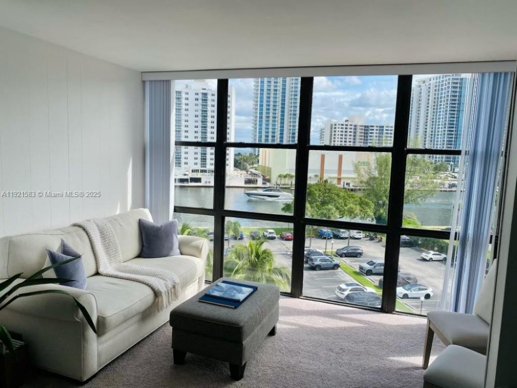 800 Parkview Dr, Unit 726, Hallandale Beach, FL 33009 Photo