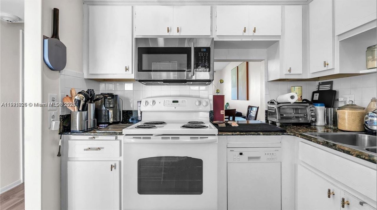 2223 Park Ln, Unit 207, Hollywood, FL 33021 Photo