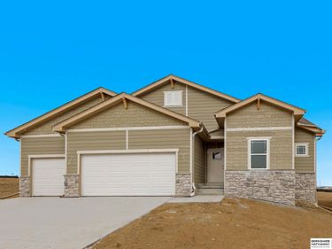 18418 Palisades Drive, Omaha, NE 68136