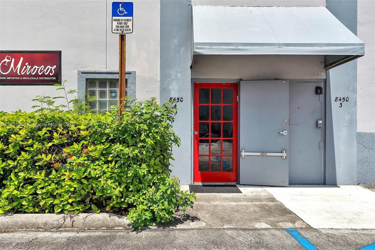 8450 NW 68 St, Doral, FL 33166 Photo