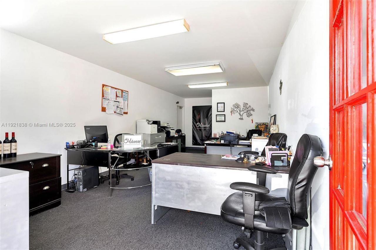 8450 NW 68 St, Doral, FL 33166 Photo