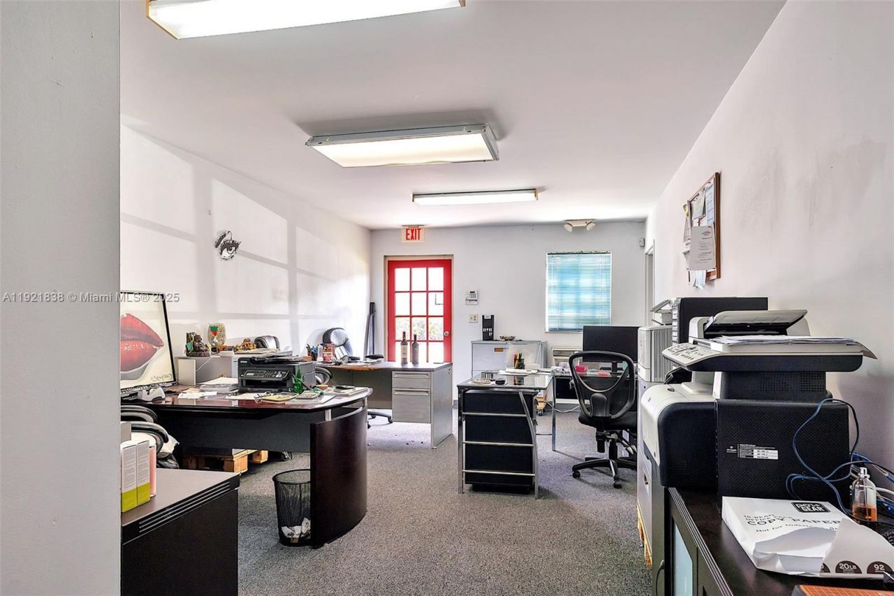 8450 NW 68 St, Doral, FL 33166 Photo