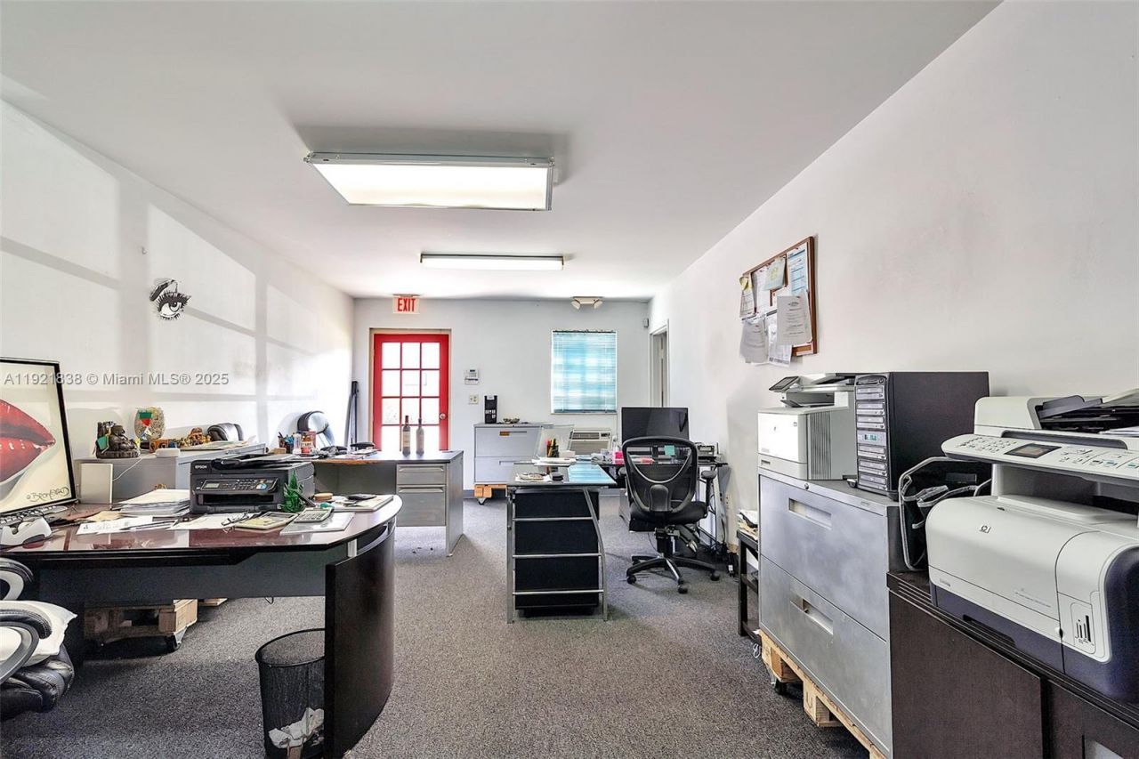 8450 NW 68 St, Doral, FL 33166 Photo