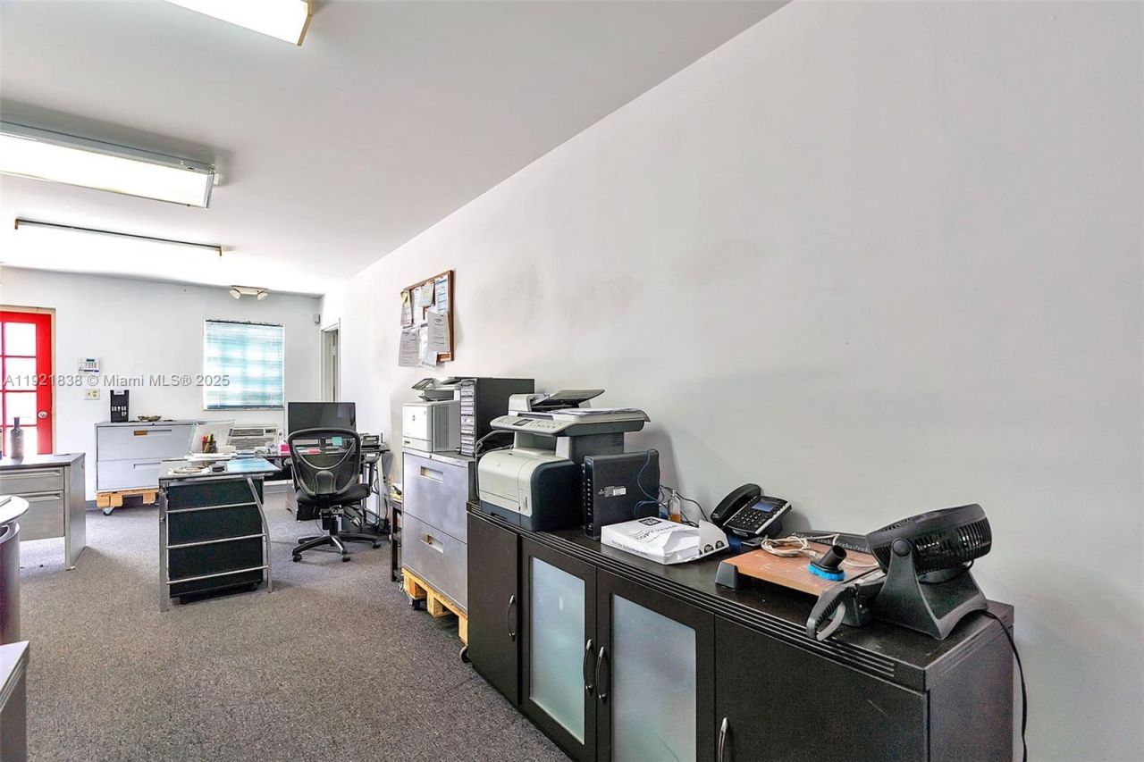 8450 NW 68 St, Doral, FL 33166 Photo