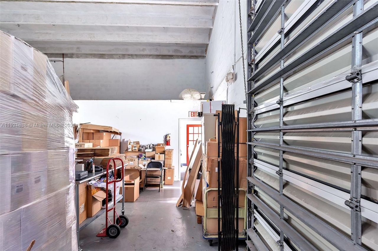 8450 NW 68 St, Doral, FL 33166 Photo