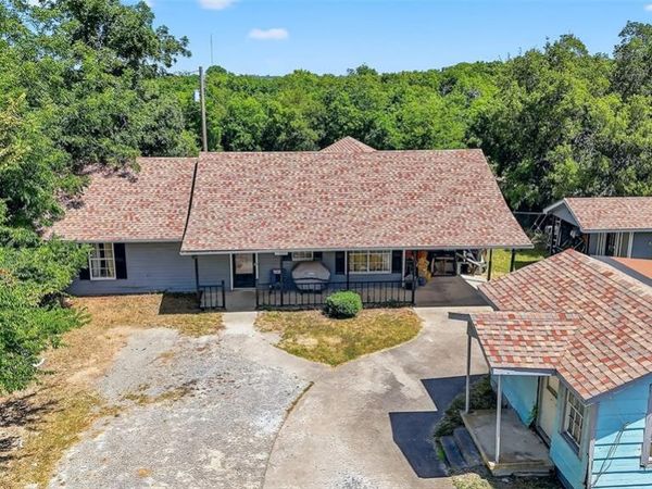 602 1/2 W Grand Street, Whitewright, TX 75491