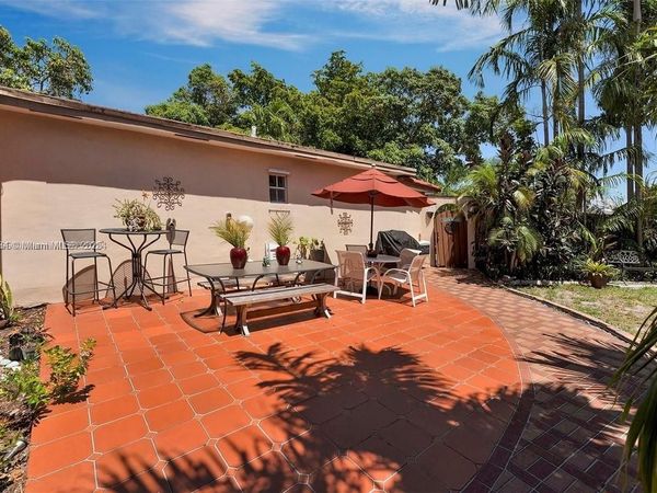 23 SW 8th St, Hallandale Beach, FL 33009