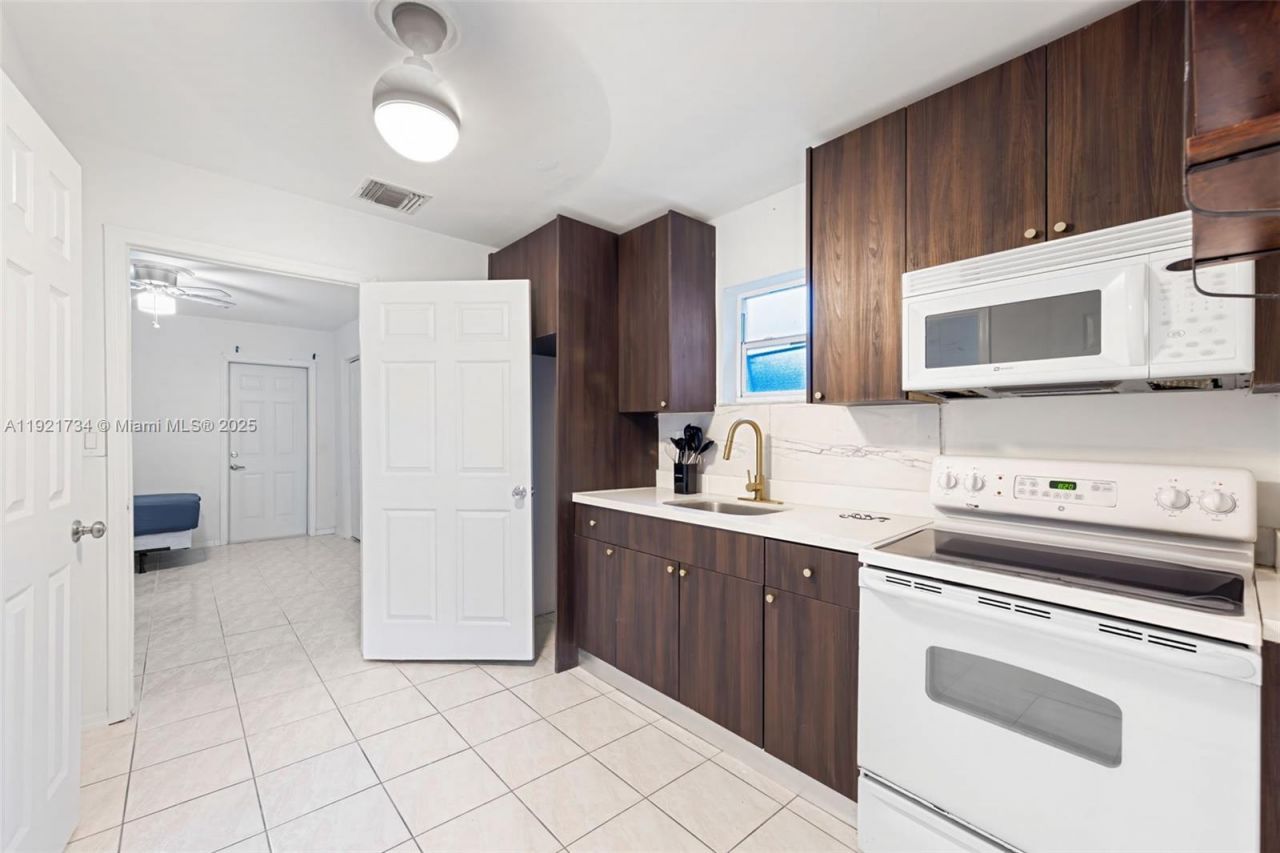 23 SW 8th St, Hallandale Beach, FL 33009 Photo