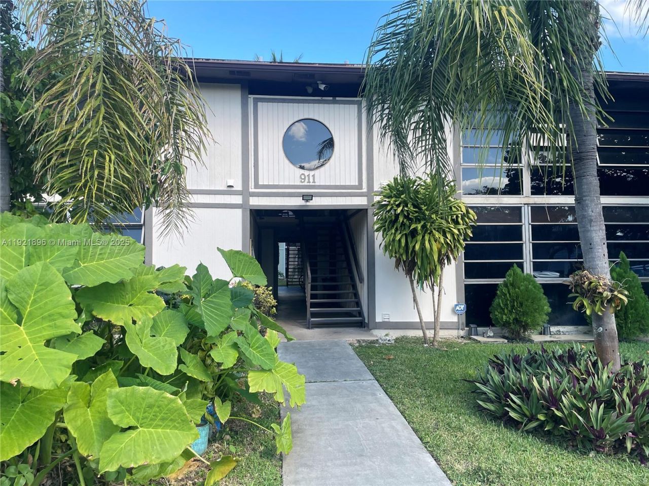 911 NE 199th St, Unit 203-14, Miami, FL 33179 Photo