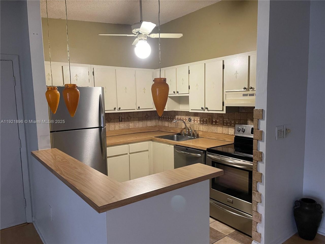 911 NE 199th St, Unit 203-14, Miami, FL 33179 Photo