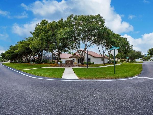 1975 Oak Berry Circle, Wellington, FL 33414