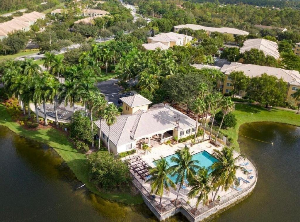 400 Crestwood Court N, Unit 420, Royal Palm Beach, FL 33411 Photo