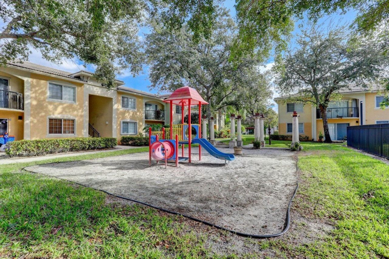 400 Crestwood Court N, Unit 420, Royal Palm Beach, FL 33411 Photo