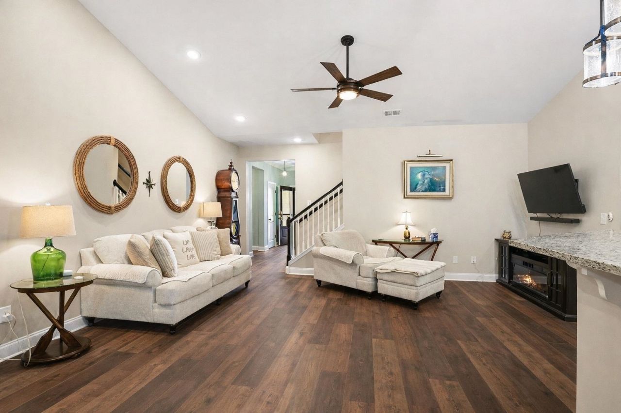 2480 Goldfinch Dr. Photo 8