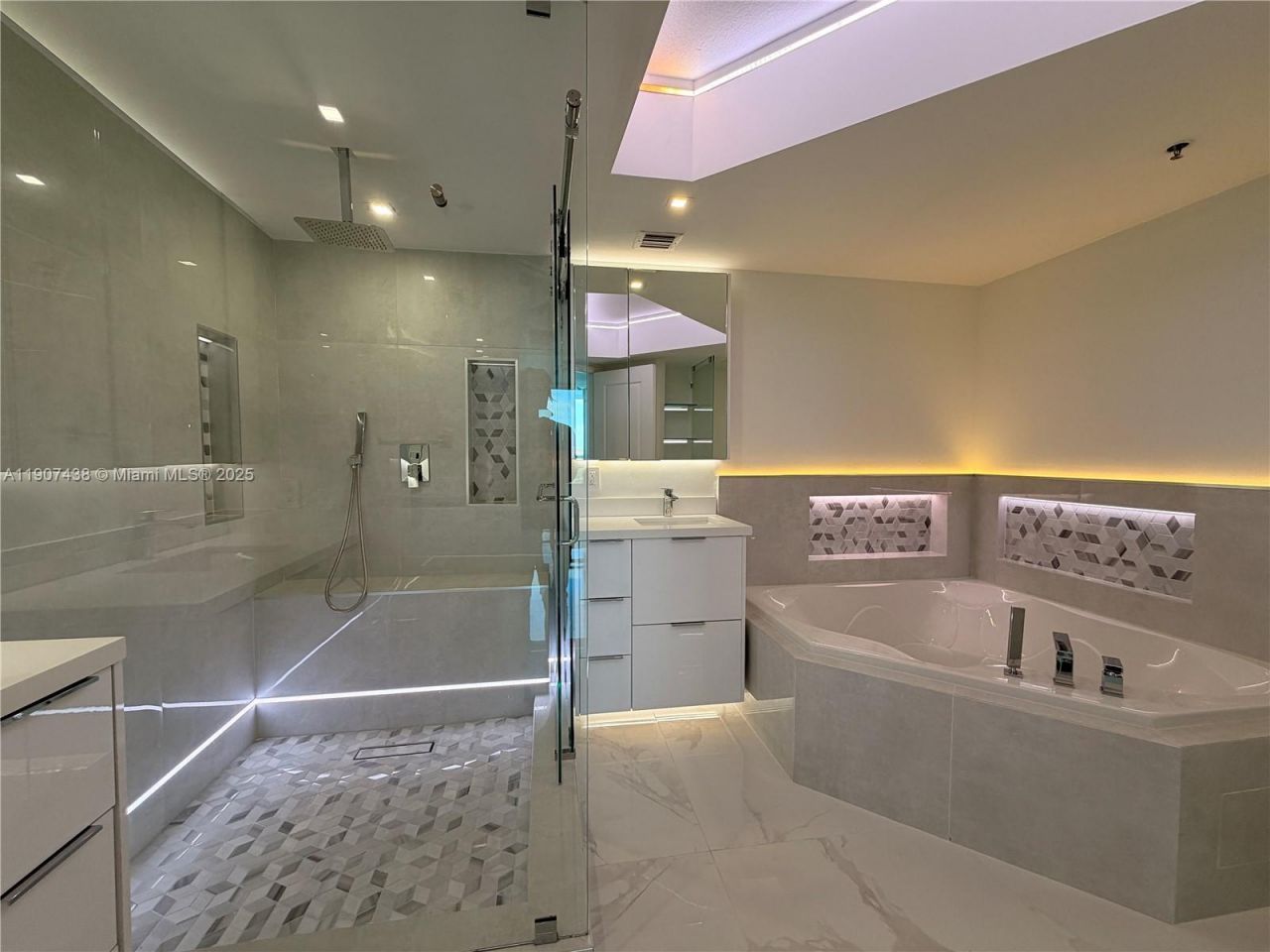 2641 N Flamingo Rd, Unit 2208N, Sunrise, FL 33323 Photo