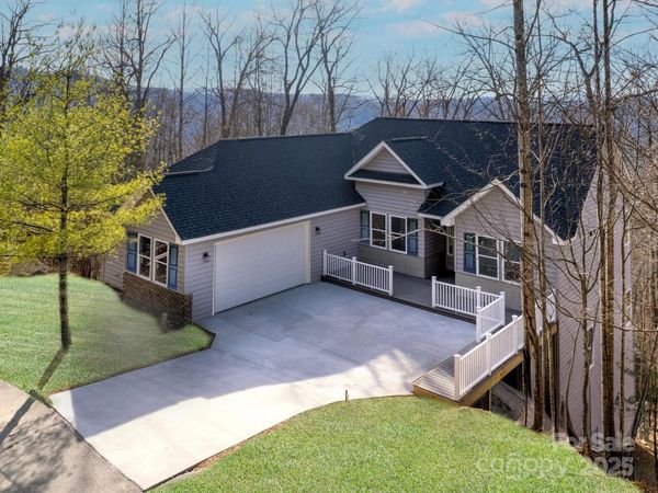 296 Carriage Summitt Way, Hendersonville, NC 28791