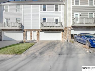 16708 Crown Point Plaza, Omaha, NE 68116