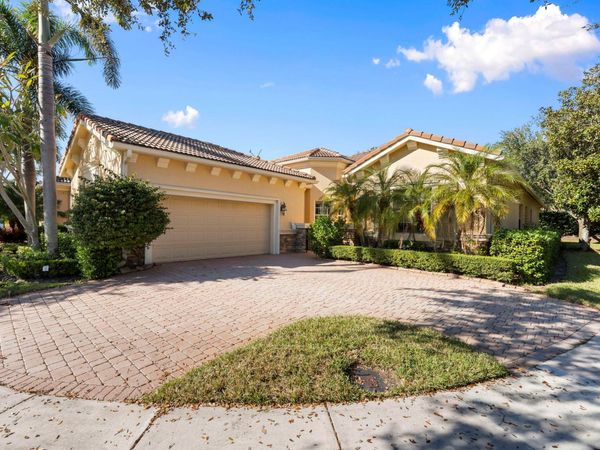 9360 SW Nuova Way, Port St. Lucie, FL 34986