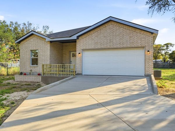 4606 Lee Way, Elmendorf, TX 78112