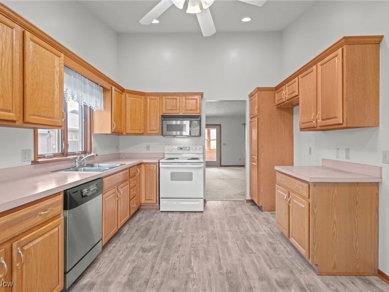 2186 Prestwick Drive, Uniontown, OH 44685 Photo 10