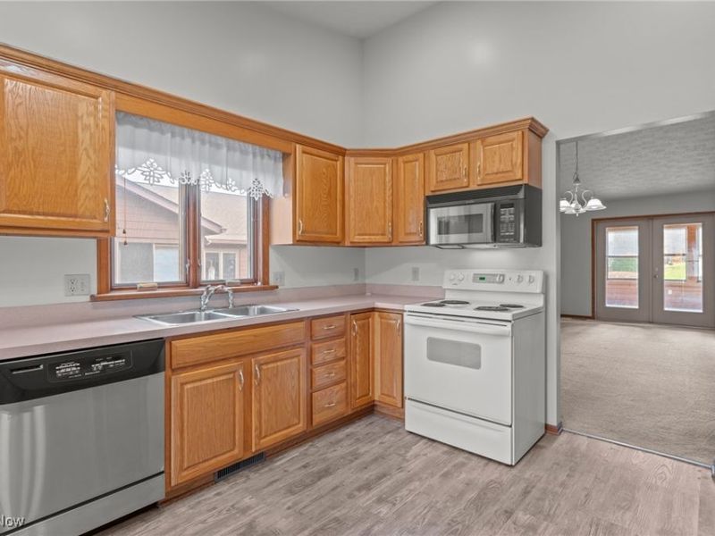 2186 Prestwick Drive, Uniontown, OH 44685 Photo 12