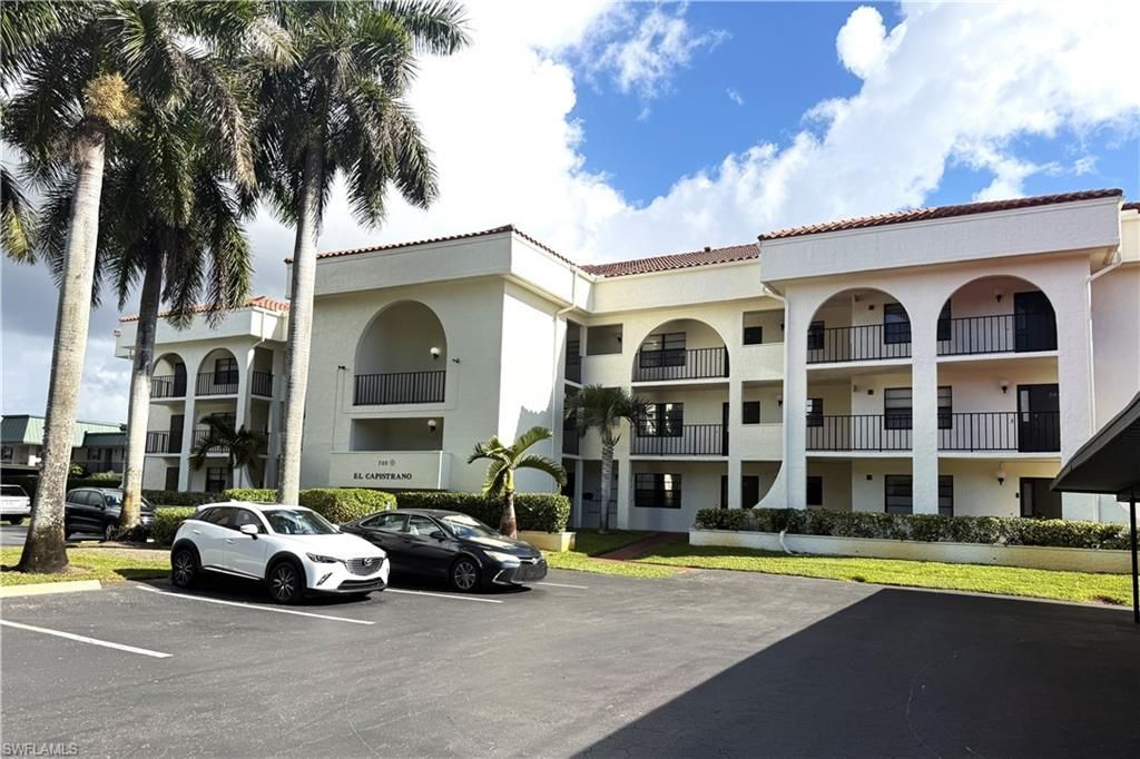 700 Valley Stream Dr, Unit 303, Naples, FL 34113 Photo