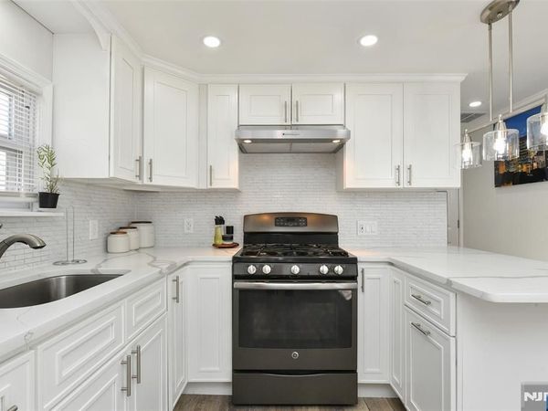 34 Helen Drive, MOONACHIE, NJ 07074